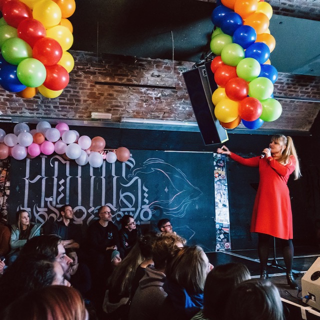 Alexandra Eul auf der Bühne beim Reporter Slam 2019 in Köln.