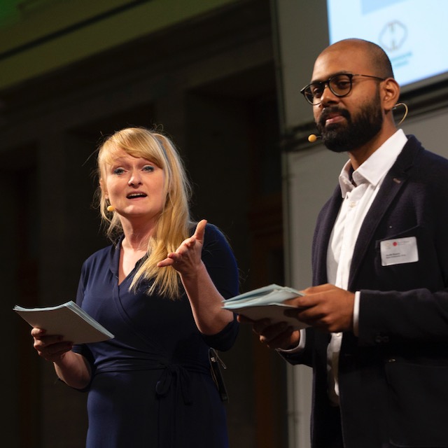 Abschlussveranstaltung der Medienbotschafter Indien-Deutschland, Robert Bosch Stiftung in Berlin, Alexandra Eul mit dem Journalisten Kennith Rosario.