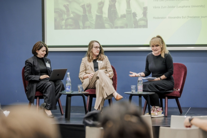 ComLab #9: Umkämpfte Freiheit – von Migration über KI bis hin zur Klimakrise Alexandra Eul moderiert eine Diskussion zu Diversität in den Medien auf dem ComLab #9: Conflict zones of freedom. Auf der Bühne sitzen außerdem Vania Zuin Zeidler, Professorin für Nachhaltige Chemie der erneuerbaren organischen Ressourcen an der Leuphana Universität Lüneburg und Christina Lee von Unbias The News.