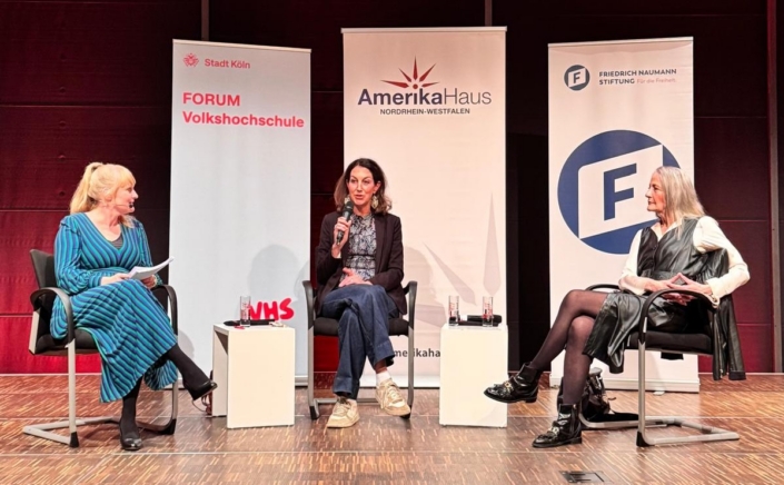 VHS Forum: Die US-Wahlen 2024 – Debate the debate! Alexandra Eul diskutiert im VHS-Forum mir der Journalistin Jiffer Bourguignon und der Literatur- und Kulturwissenschaftlerin Elisabeth Schäfer-Wünsche.