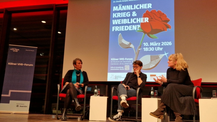 VHS Forum: Männlicher Krieg & Weiblicher Frieden? Alexandra Eul spricht mit der Historikerin Dr. Claudia Kemper und der Frauenrechtsaktivistin Monika Hauser von Medica Mondiale auf der Bühne im VHS Forum.